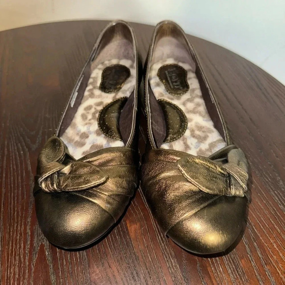 Born women’s Gold Bronze Ballet Flats Size 6 or 36.5 work casual business casual - Picture 1 of 7